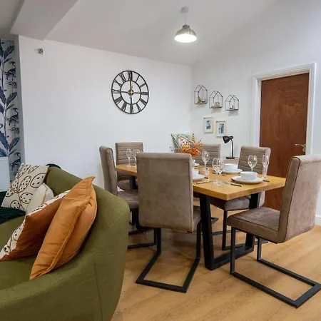 Heartland House, 7 Spacious Bedrooms Sleeps 4 Plus, Near Nec, Jlr,bhx Birmingham