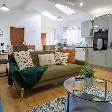 Heartland House, 7 Spacious Bedrooms Sleeps 4 Plus, Near Nec, Jlr,bhx Birmingham