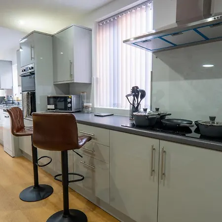 Heartland House, 7 Spacious Bedrooms Sleeps 4 Plus, Near Nec, Jlr,bhx *