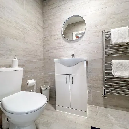 Heartland House, 7 Spacious Bedrooms Sleeps 4 Plus, Near Nec, Jlr,bhx *